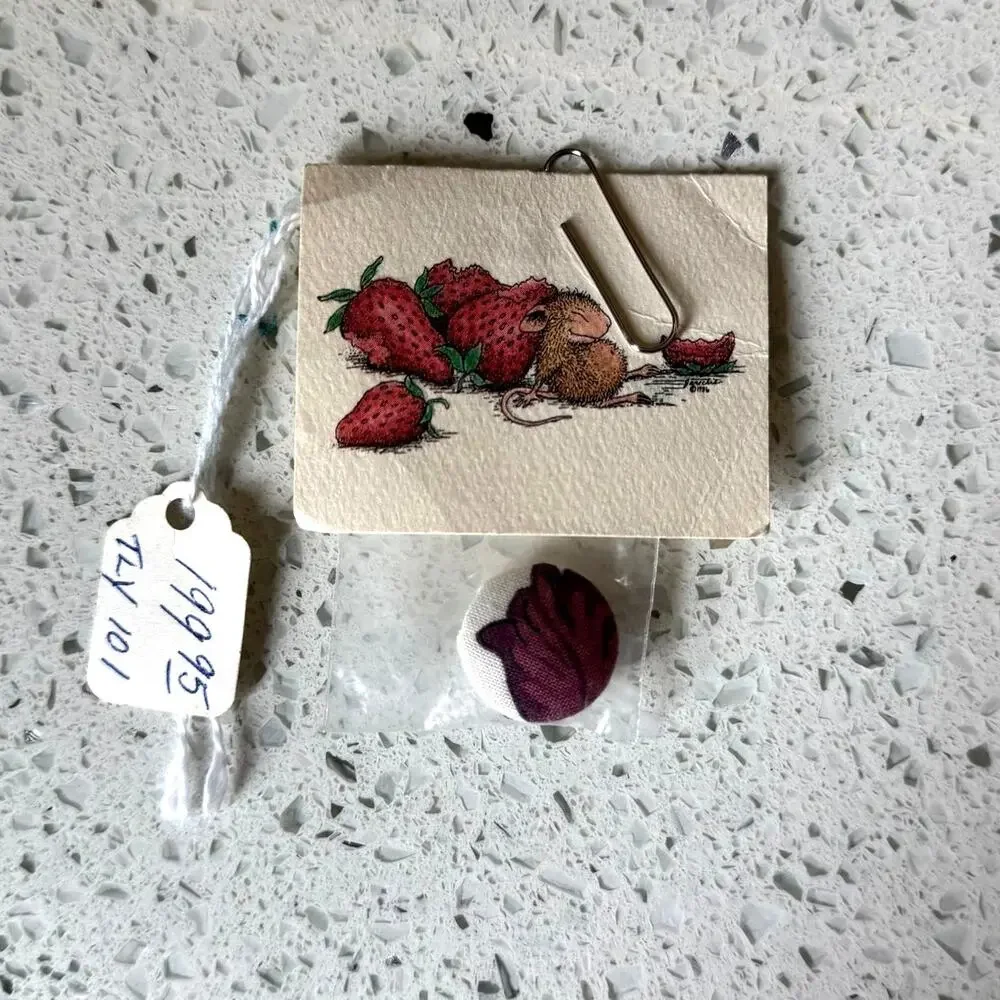 Vintage 1980s NEW on card House Mouse Designs White Floral Shank Button